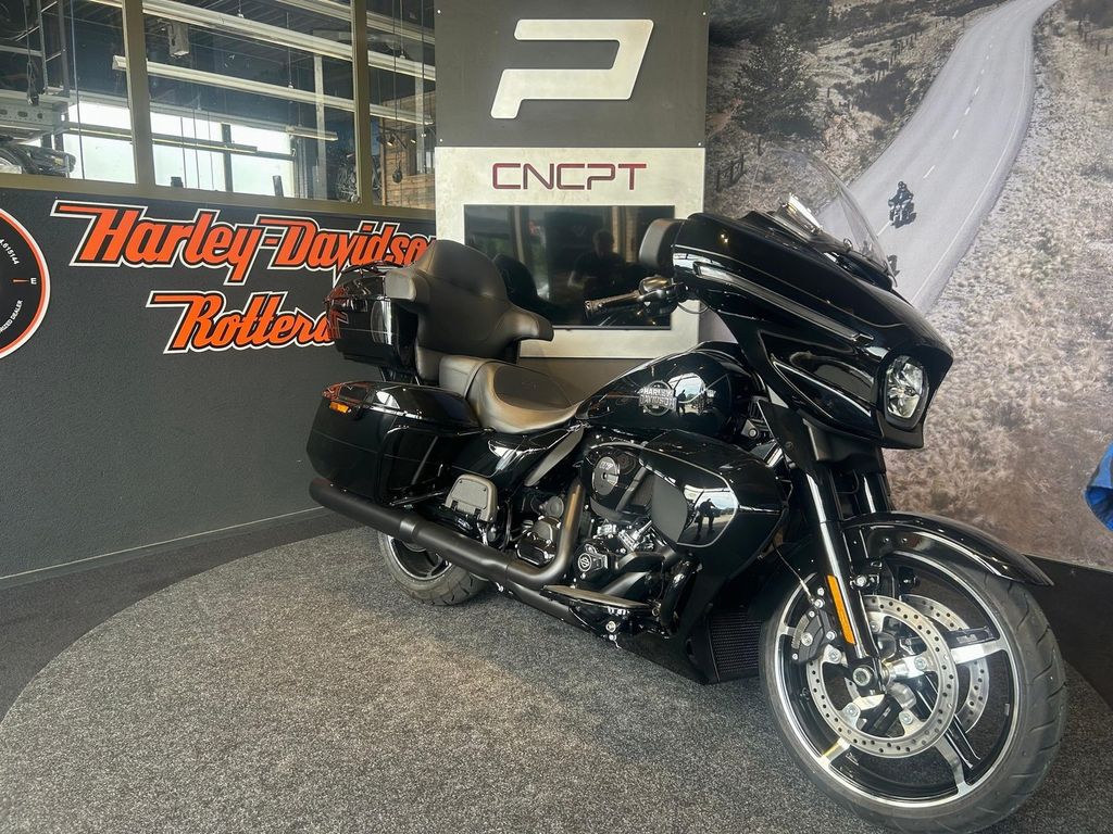  FLHXU STREET GLIDE ULTRA Black Trim - Vivid Black