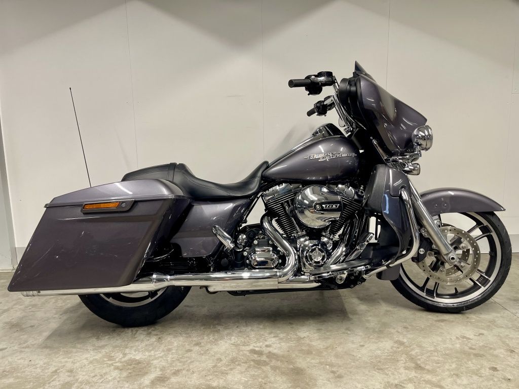  TOURING FLHX STREET GLIDE MET ELEKTRONISCH REGELBAAR UITLAATSYSTEEM