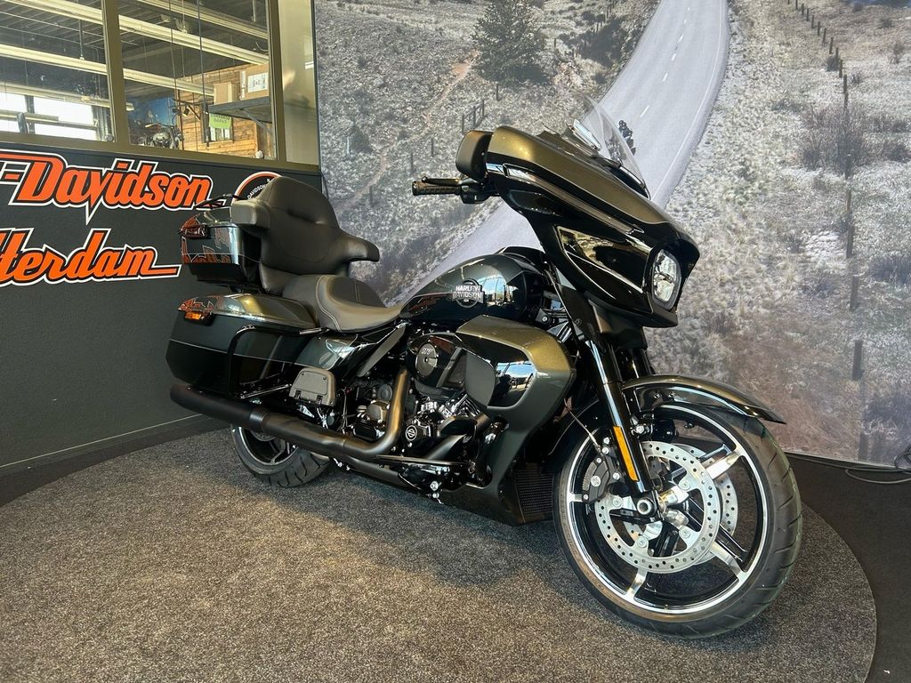 FLHXU STREET GLIDE ULTRA Black Trim - Two Tone