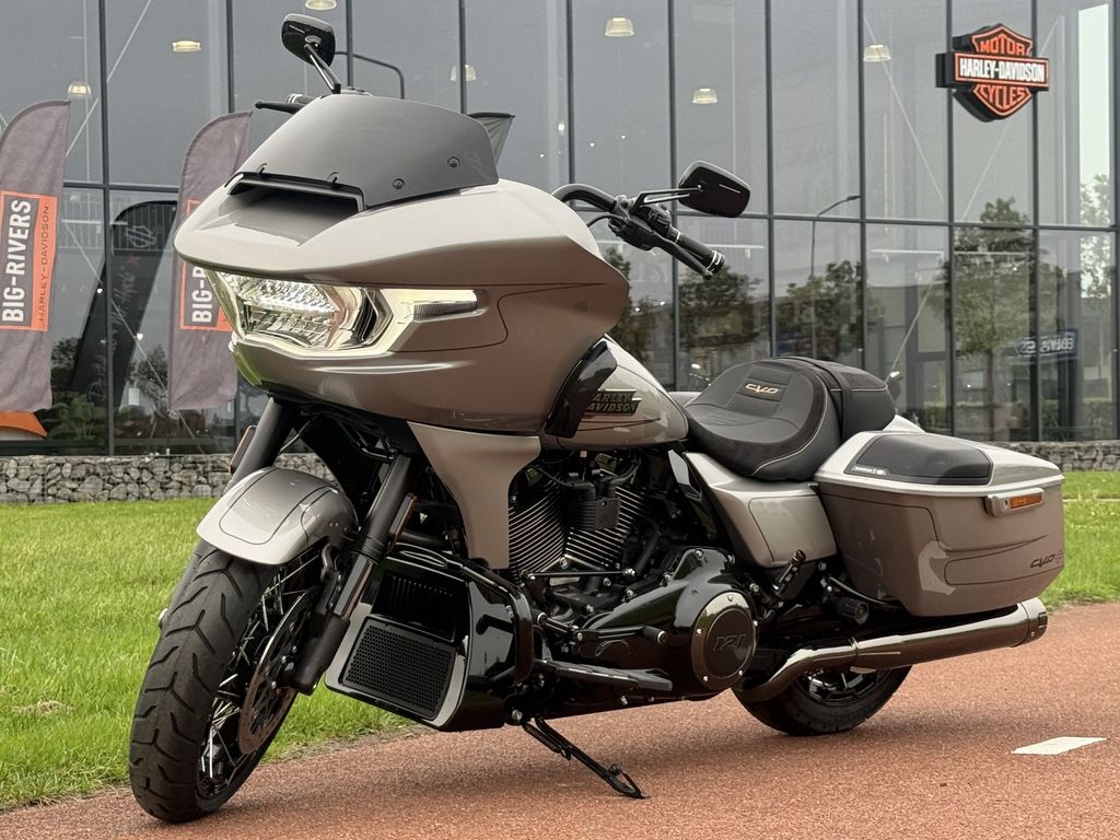  FLTRXSE CVO Road Glide Custom Color Platinum